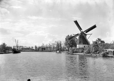 127644 Gezicht over de Vecht te Vreeland, met rechts de molen De Ruiter (Nigtevechtseweg 24).
